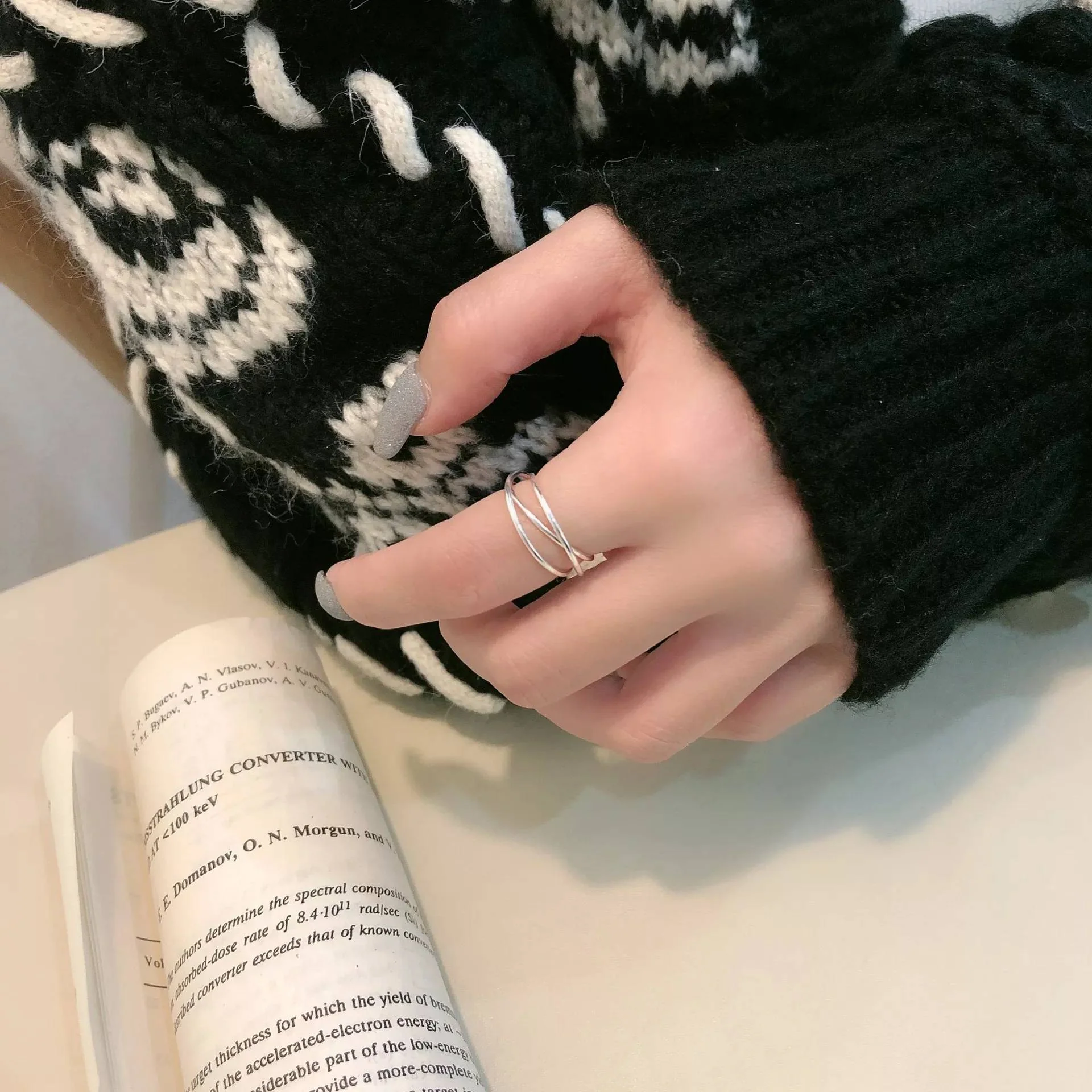 Dainty Interlocking Fidget Ring - Image 8
